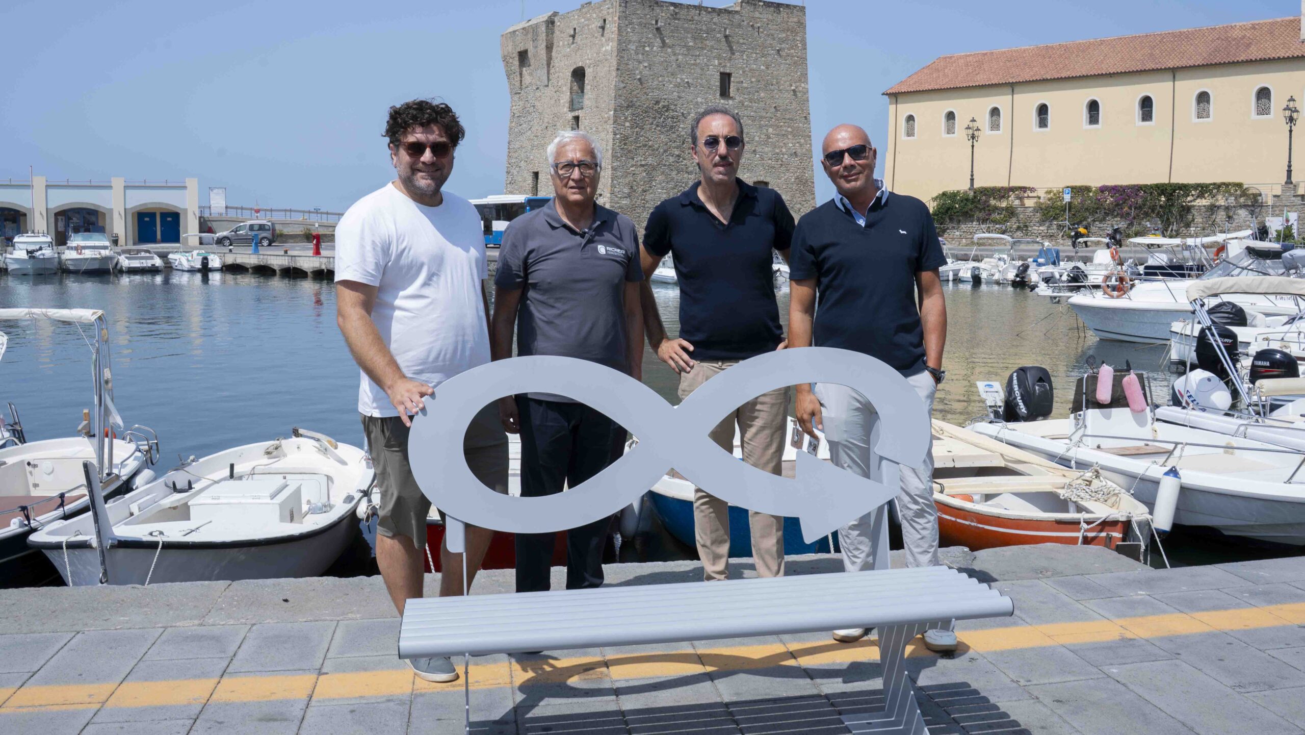 Sarim si unisce al viaggio di steelosa® verso sud: La panchina simbolo del riciclo dell’acciaio arriva a pollica